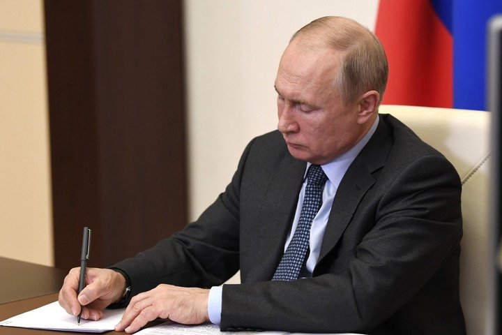 Путин наградил выдающихся работников Татарстана медалями и званиями