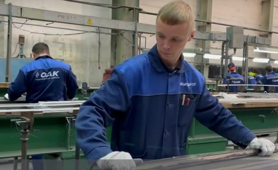 Слесарь и его ученик. Слесарь и его ученик. Автомеханик рисунок. Актт. Слесарь и его ученик.