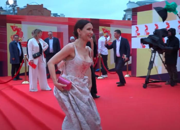 Екатерина Климова появилась на ММКФ в платье с глубоким декольте