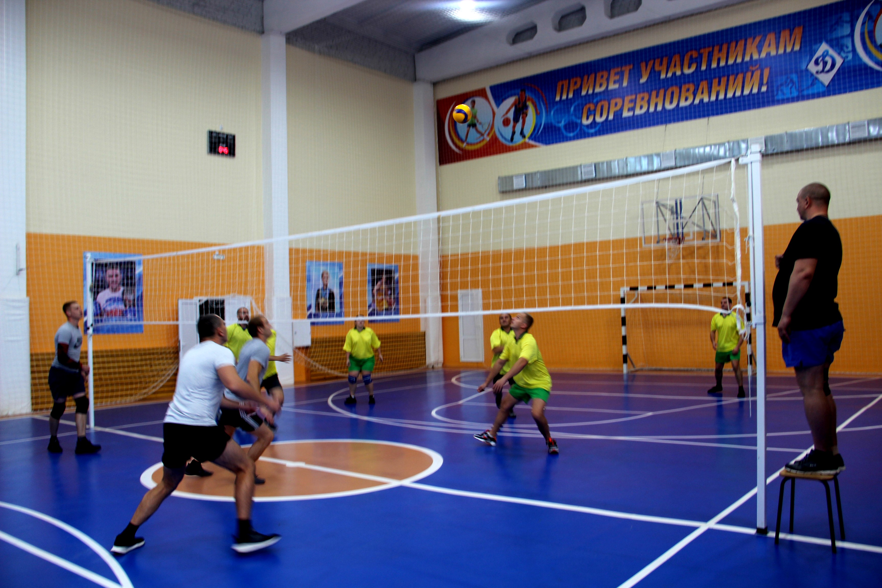 Провели волейбол. Провели волейбол. Сахалин волейбол девушки. Волейбольный спортзал. Спортивный зал в школе.