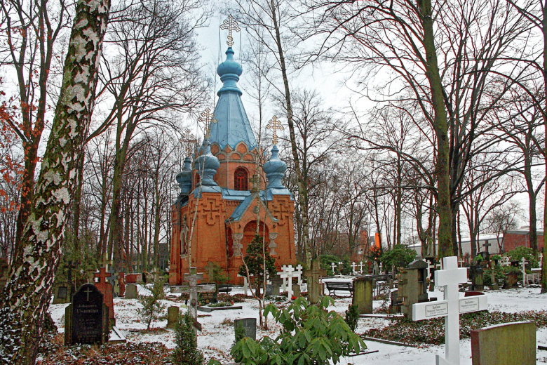 Русский православный храм Святых Константина и Елены (1894 г.) в Берлине. Рядом — русское кладбище