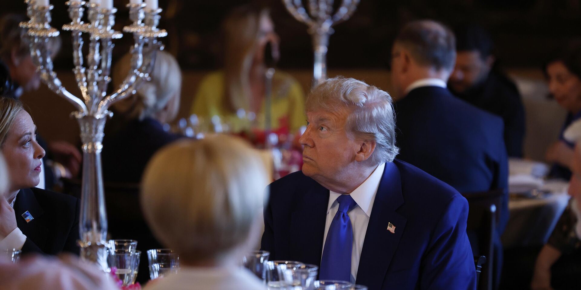 Президент Дональд Трамп и премьер-министр Италии Джорджия Мелони (слева) на ужине с главами государств и правительств стран НАТО в преддверии саммита НАТО в Гааге, Нидерланды, 24 июня 2025 года. - ИноСМИ, 1920, 06.04.2026