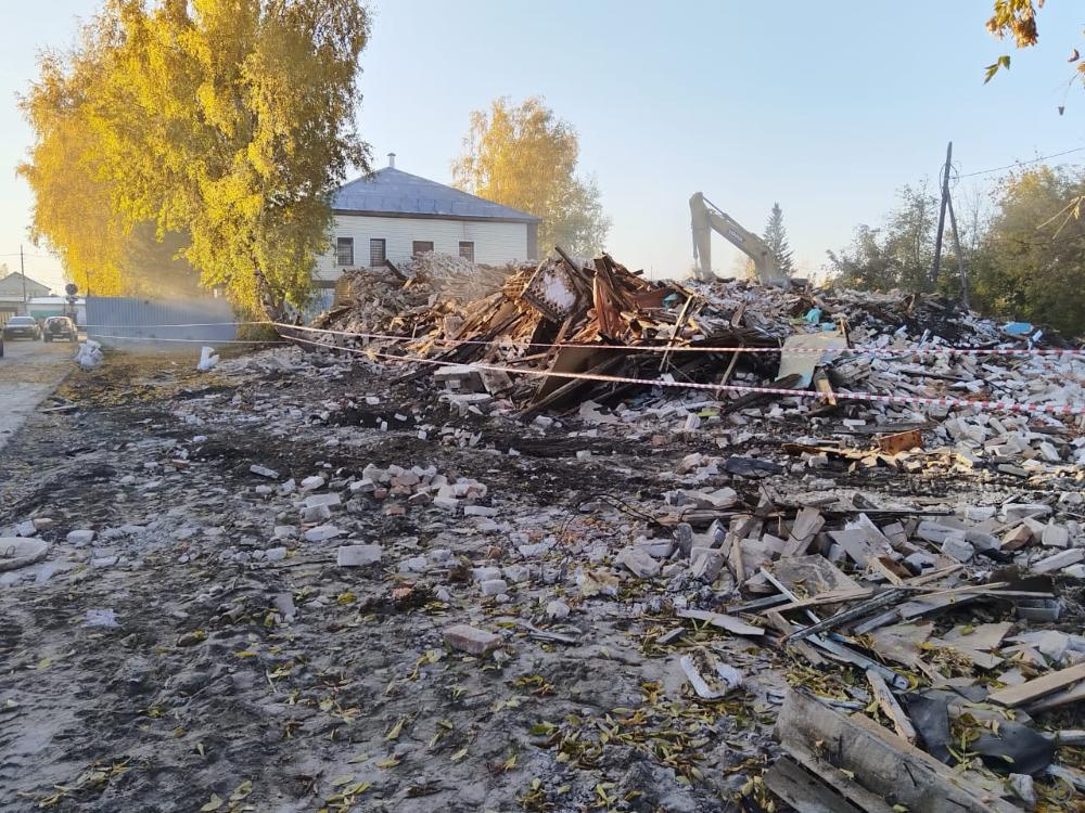 Сносят дом. Речной вокзал барнаул снесли. Демонтаж. Снос многоквартирного дома. Снос дома.