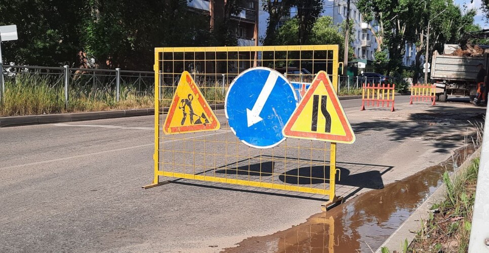 На участке дороги на улице Рогатица перекрывают движение