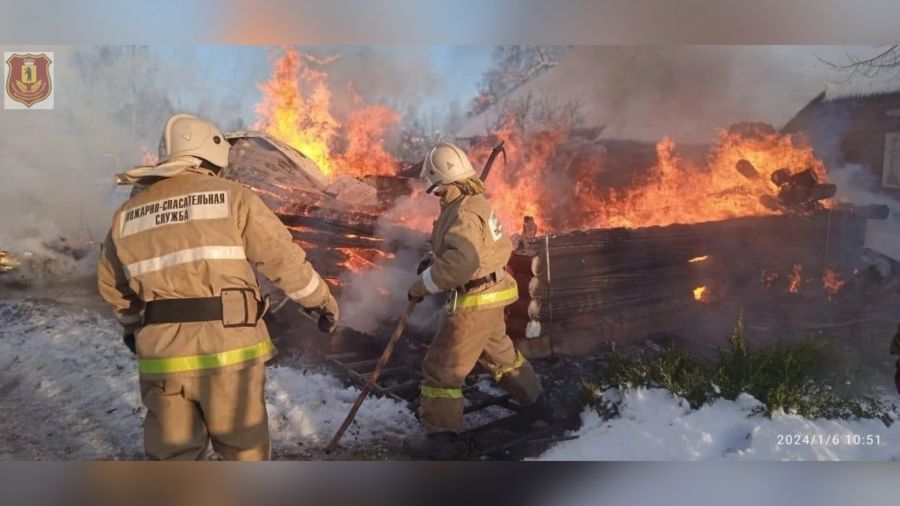 Ярославские огнеборцы помогли потушить пожар в одном из домов на территории Тверской области