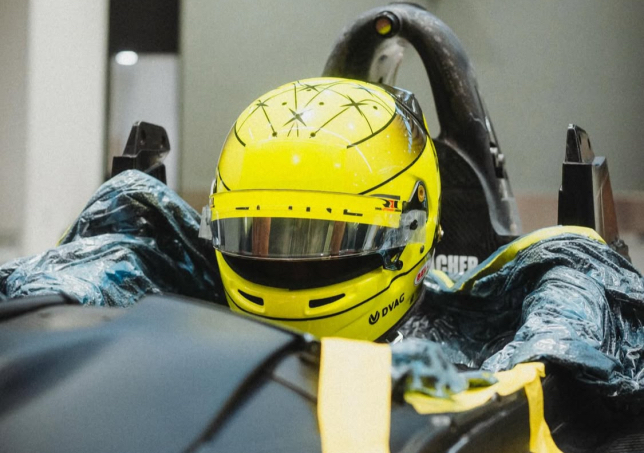 Мик Шумахер в процессе подгонки сиденья на базе команды RLL, фото из социальных сетей