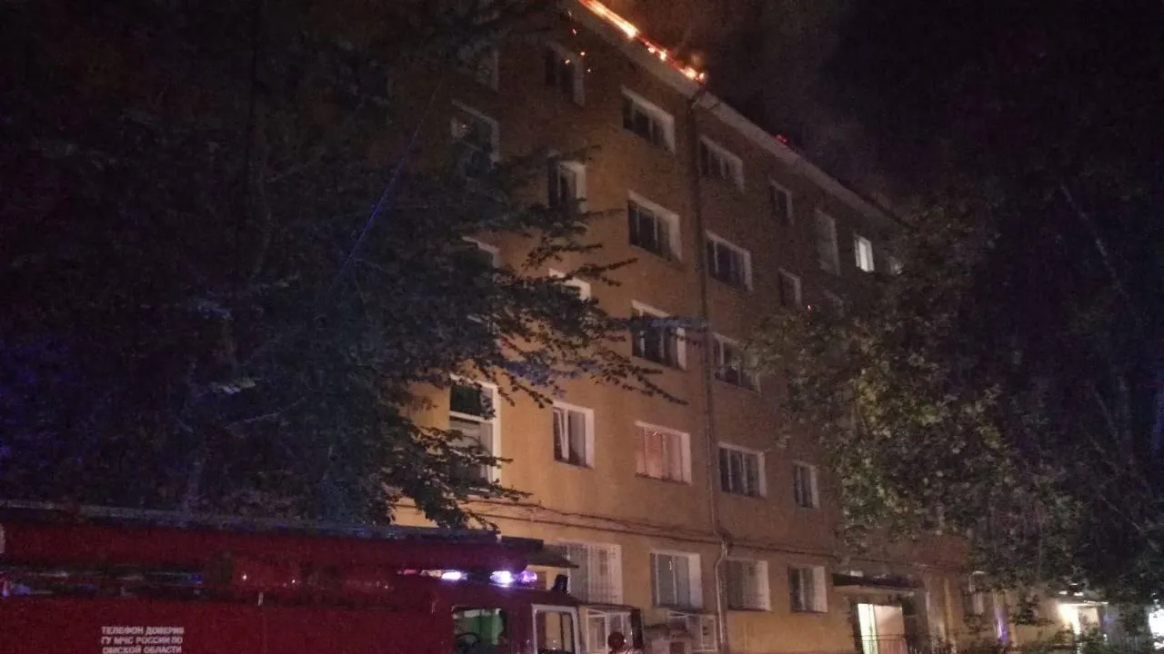 Вечер 14.07 2024. Пожар. Пятиэтажки. Пожар в Омске сейчас. Крыша вечер.