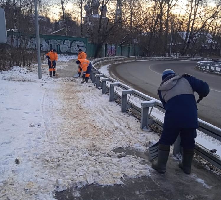 Противогололедная обработка тротуаров в Костроме организована в