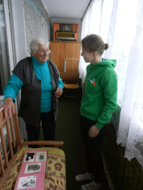 Жительница села Кончезеро Евдокия Абрамова показывает Галине Рывкиной семейные альбомы