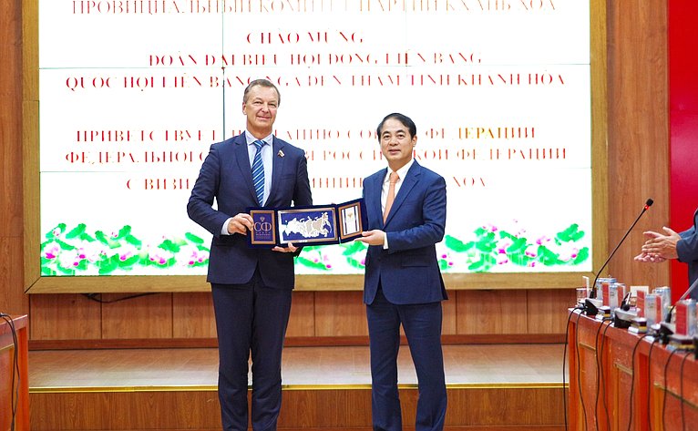 Делегация Совета Федерации во главе с первым заместителем Председателя СФ Андреем Яцкиным в рамках визита во Вьетнам встретились с руководством Народного комитета провинции Кханьхоа