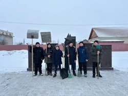 Власти курганской «Рублевки» позвали школьников прибраться возле памятника