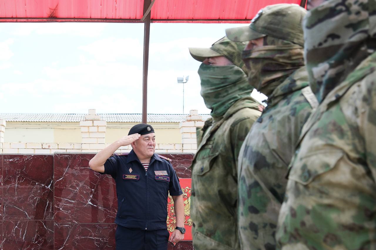 В Астрахани отличившимся на спецоперации росгвардейцам вручили награды, фото 3