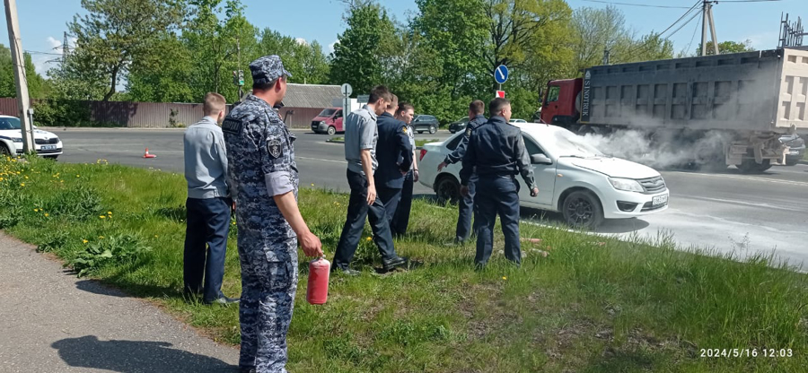 В Пскове росгвардейцы оказали содействие в ликвидации возгорания автомобиля 