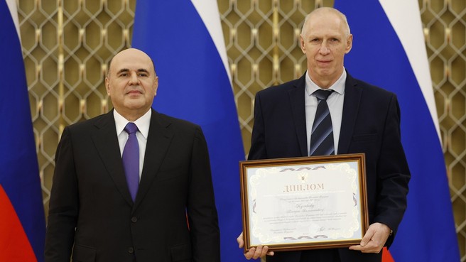 Михаил Мишустин вручил премии Правительства в области науки и техники. С директором научно-исследовательского твэльно-топливного отделения Высокотехнологического НИИ неорганических материалов имени академика А.А.Бочвара, кандидатом технических наук Геннадием Валентиновичем Кулаковым