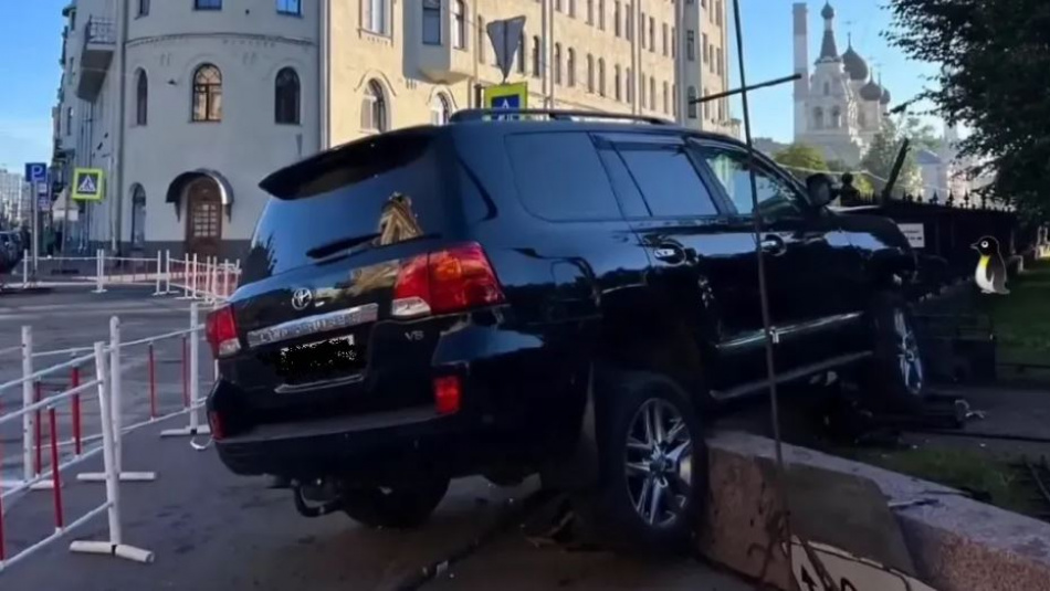 Lc санкт петербург. Внедорожник на тротуаре. Угнал автомобиль. Угон внедорожника. ДТП 11.09.2022 Лэнд Крузер 200 Санкт-Петербург