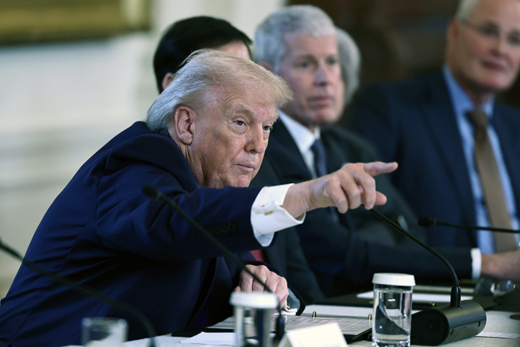 «Не стоит забывать, что, в отличие от Цезаря, залившего кровью Галлию и Британию, ведшего тотальную войну, Трамп — это торговец, симулякр воинственности, слуга золота, а не стали»