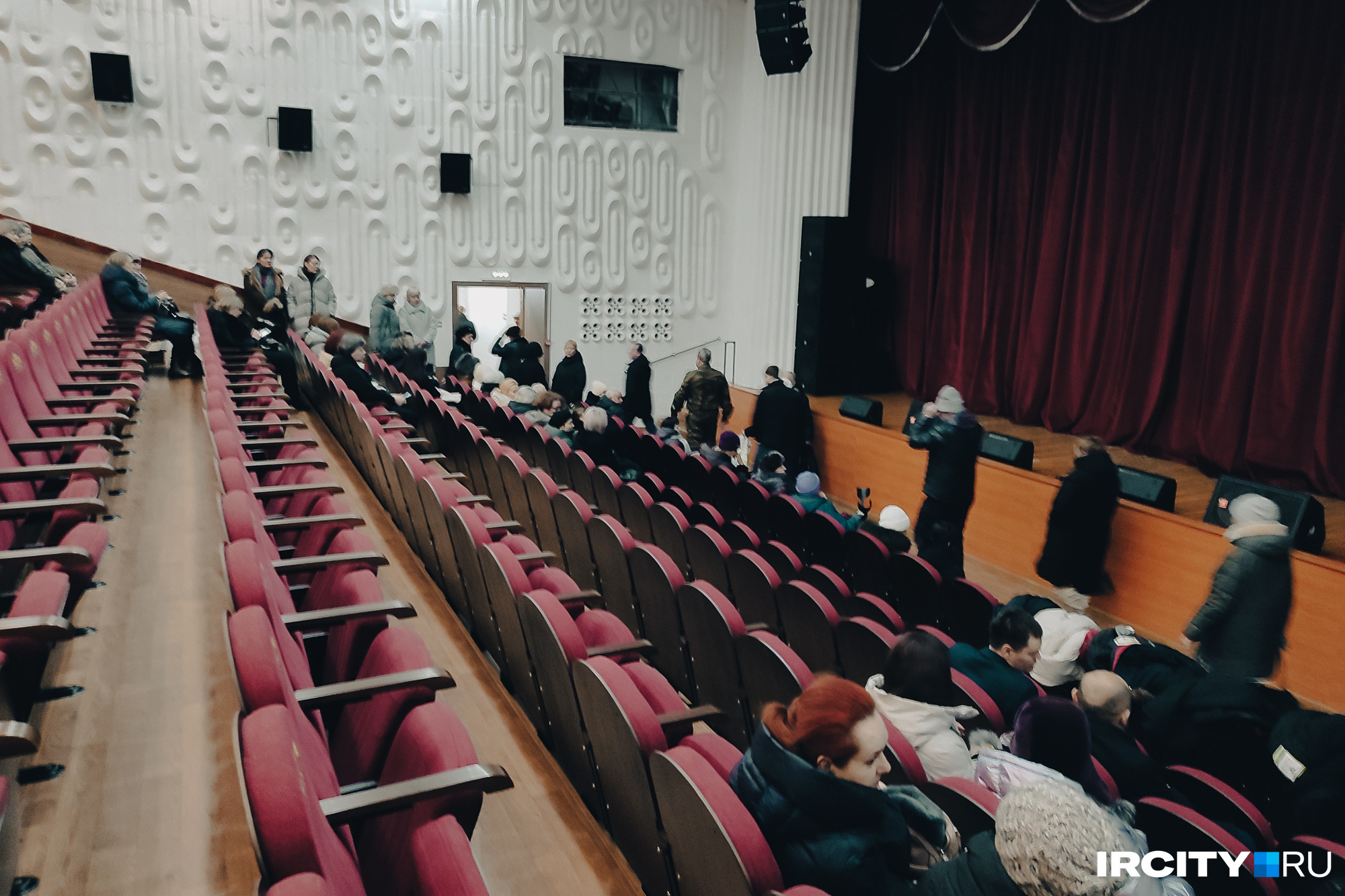 Некоторые горожане решили остаться в актовом зале, чтобы потом уехать на кладбище