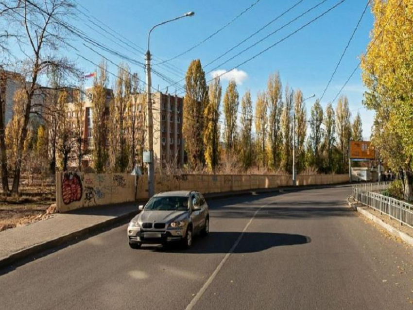 Парковку и остановку машин запретили у здания управы Советского района и школы в Воронеже