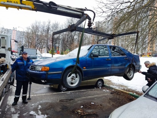 В Конькове вывезли на временную автостоянку две брошенные машины