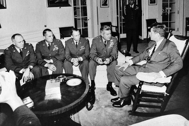 Джон Кеннеди на совещании с командующим ВВС США