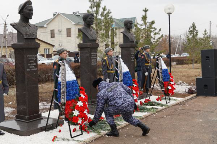 В Оренбурге росгвардейцы приняли участие в открытии бюстов Героев России