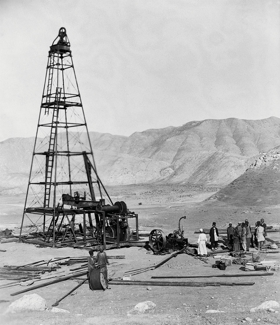Нефтяная вышка в Персии. 1909 год