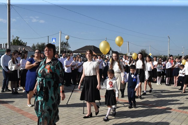 Погода в адыгейске на 10. Гатлукай школа. Адыгейск жители. Школа в адыгейском ауле. Аулы Дагестана.