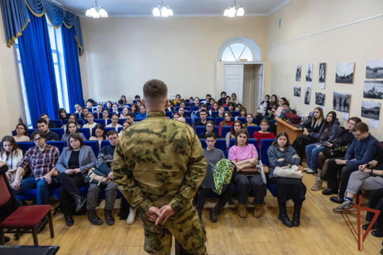 В Сибири военнослужащие и сотрудники встретились с учащимися образовательных учреждений и рассказали о своей службе