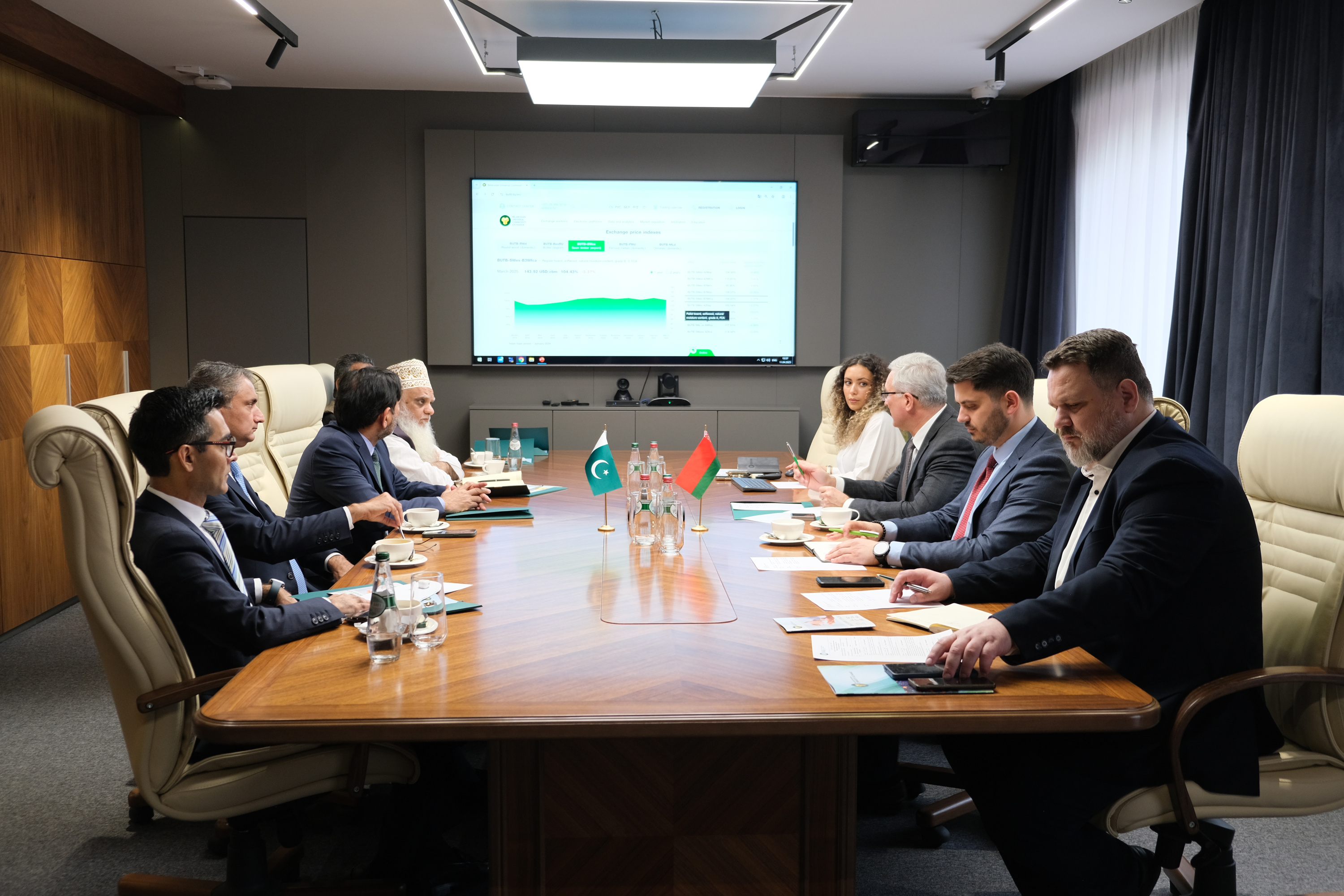 Председатель правления БУТБ Александр Осмоловский на переговорах с APTTA