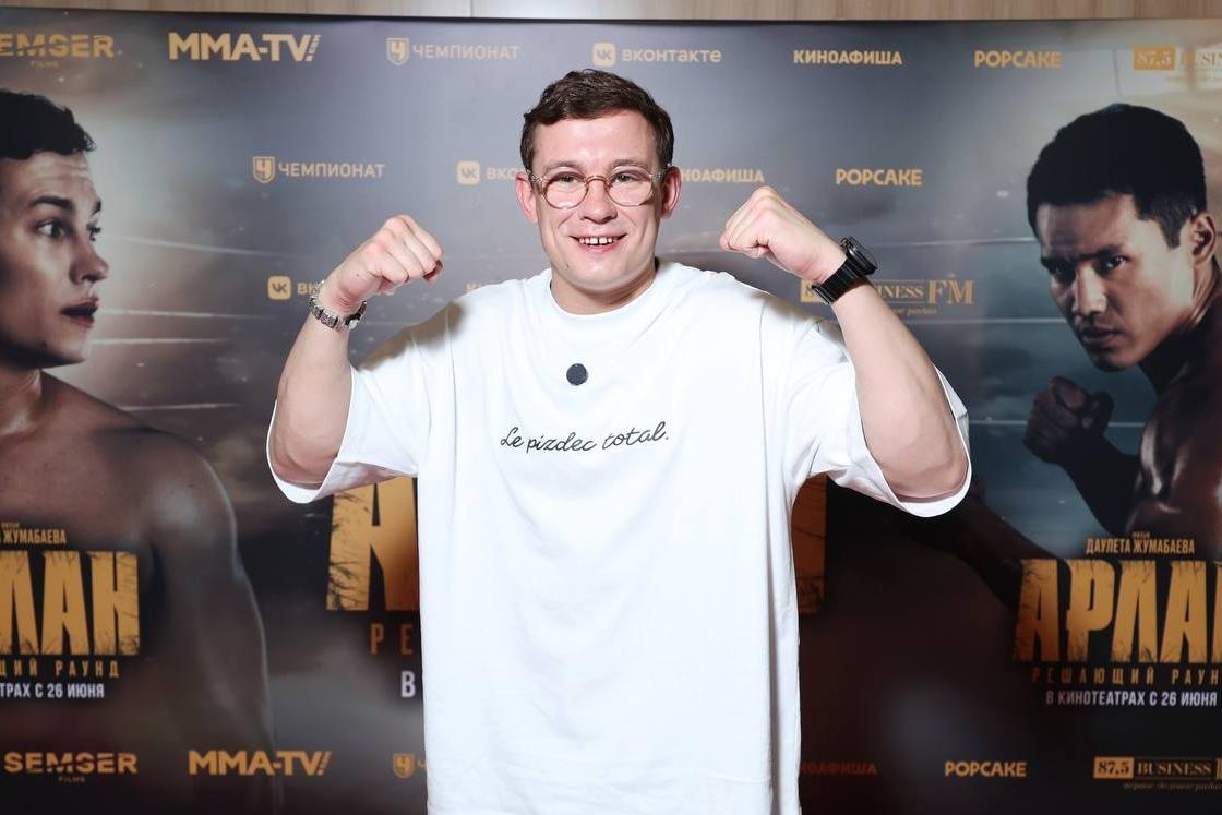 Получает 300 тысяч в день, но в долгах и без жилья. На что Никита Кологривый тратит деньги?