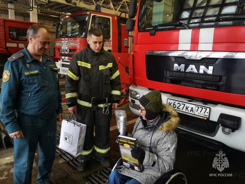 В Новый год пожарные Юго-Восточного административного округа исполнили мечту ребенка