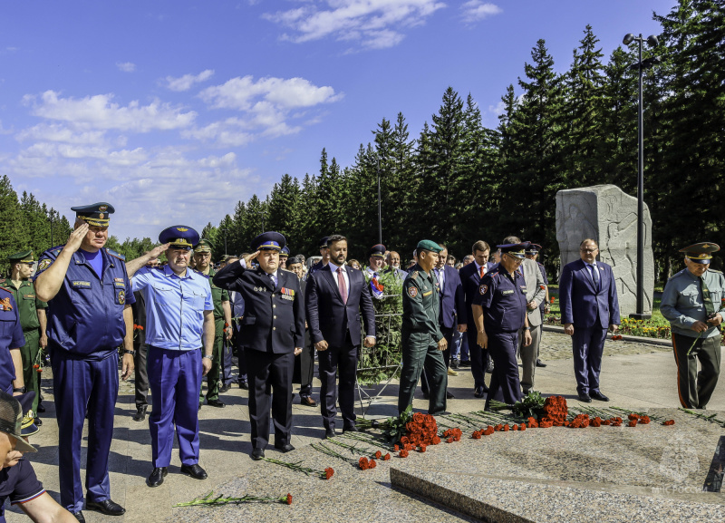 Сотрудники МЧС России почтили память погибших в Великой Oтечественной войне