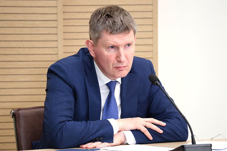 «Министр экономики у нас что говорит? Что экономика перегрелась и теперь мы ее немножко охлаждаем. Уже охладили до того, что в 2025 году рост ВВП будет меньше единицы»