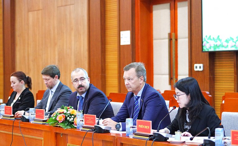 Делегация Совета Федерации во главе с первым заместителем Председателя СФ Андреем Яцкиным в рамках визита во Вьетнам встретились с руководством Народного комитета провинции Кханьхоа