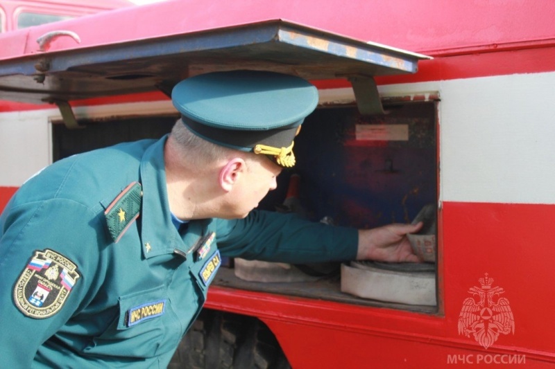 Начальник Главного управления МЧС России по Новгородской области Сергей Козырев пообщался с представителями добровольной пожарной команды села Медведь Шимского района