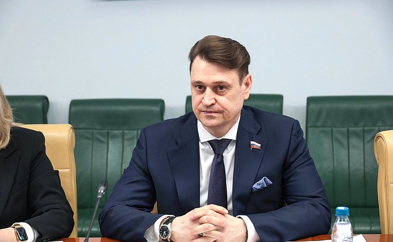 Олег Голов