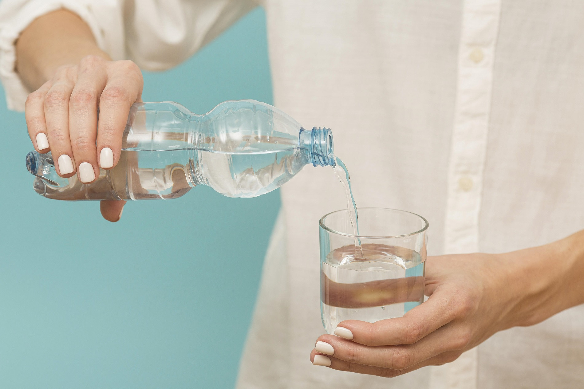 Предложите воду. Пейте воду. Доктор пьет воду. Артезианская вода.