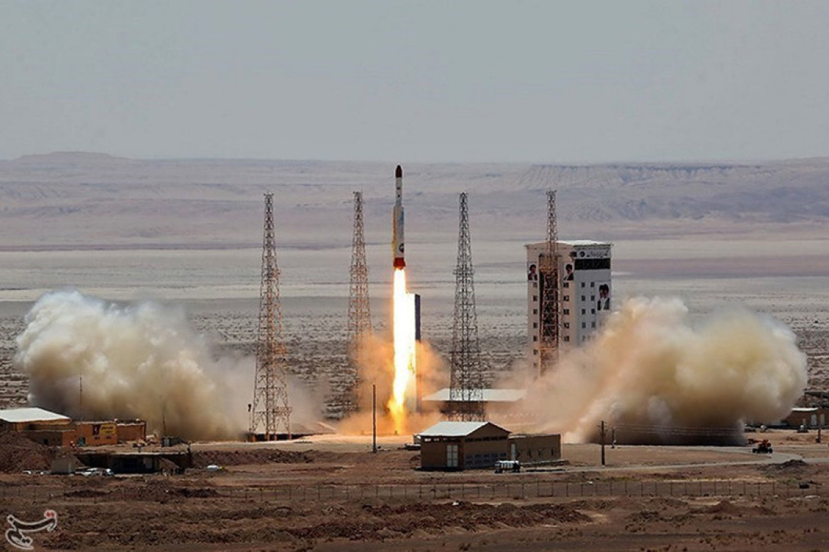 Иран запустил баллистическую ракету. Космодром Семнан. Иранские баллистические ракеты. Космические ракеты Ирана. Иранский военный Спутник.