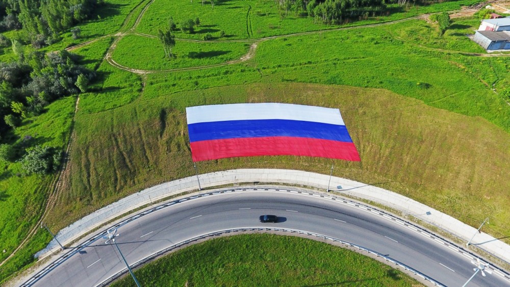 В Калуге возле дороги растянули огромный флаг России