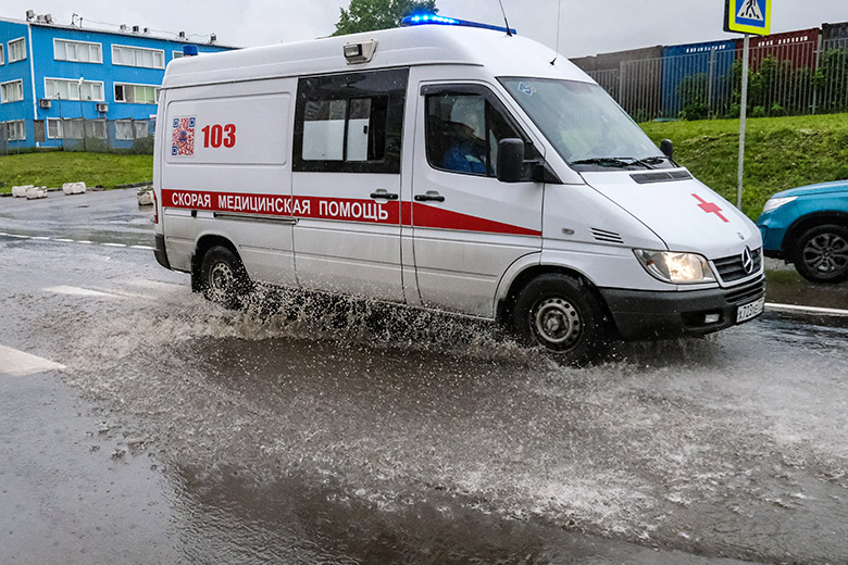 Школьник попал в больницу после игры с бутылкой и зажигалкой за гаражами