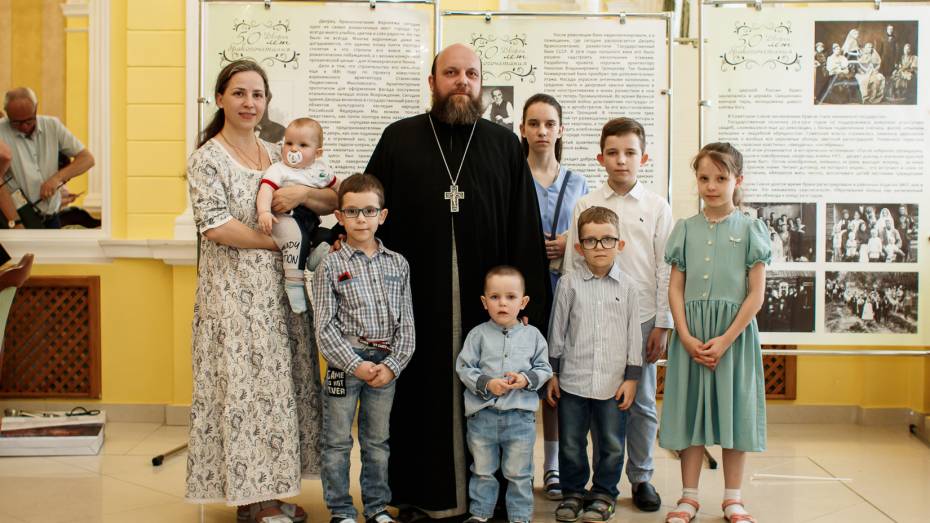 «Чем больше детей, тем легче»: в воронежском Дворце бракосочетания для многодетных семей устроили праздник