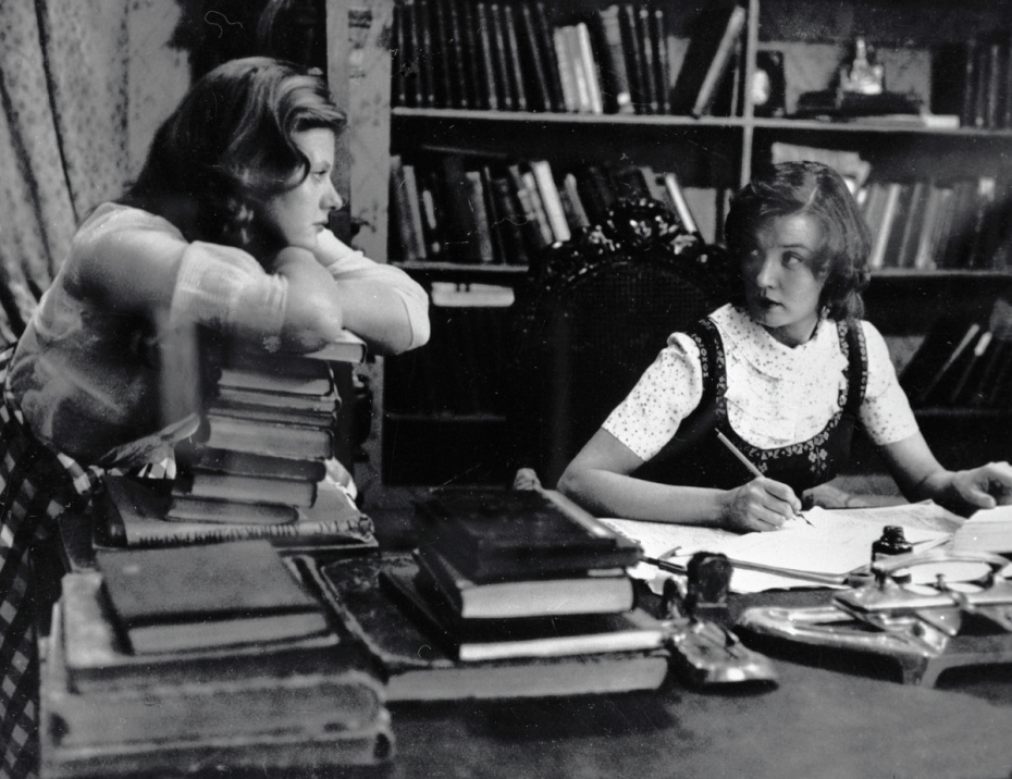 Ирина Муравьева (слева) в роли Людмилы и Вера Алентова (справа) в роли Катерины на съемках фильма «Москва слезам не верит» режиссера Владимира Меньшова