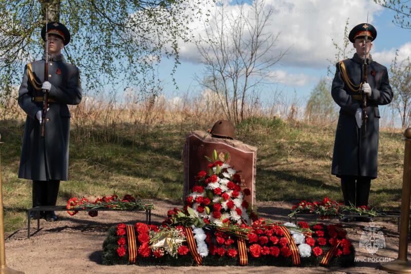Санкт-Петербургский университет ГПС МЧС России провел торжественный митинг на Невском пятачке