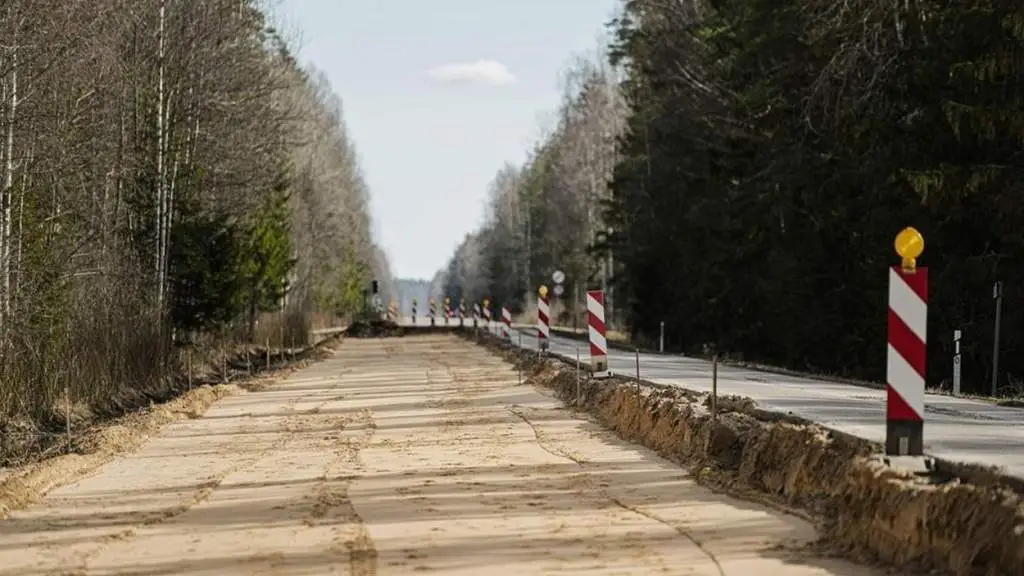 Ремонт тормозит автомобили: на латвийских дорогах ограничат скорость