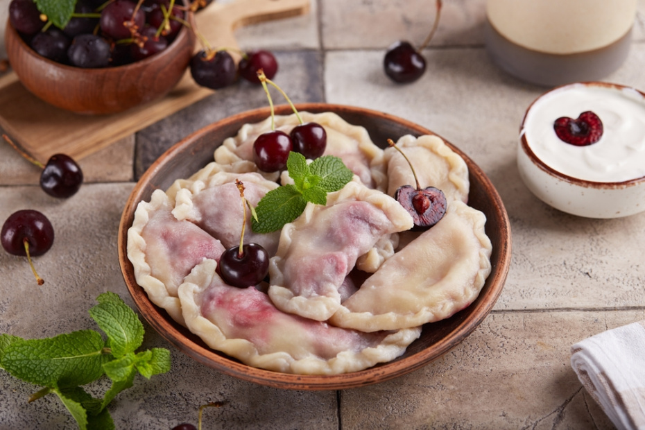 Постные вареники с вишней