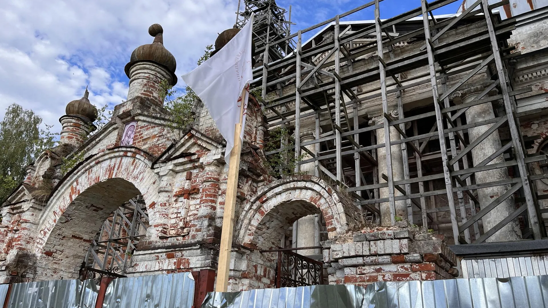 «Забытая жемчужина»: в селе Ярополец восстановят одну из самых красивых и таинственных церквей Подмосковья