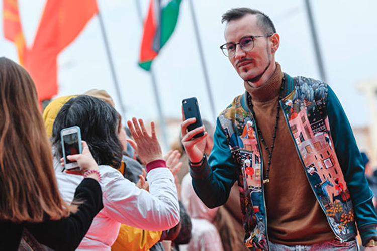 Кинорежиссер Ильшат Рахимбай пожелал фестивалю «не застревать в нафталиновой реальности и не остаться в номинации старомодных российских кинофестивалей, куда приглашают одних и тех же старых актеров по кумовству, знакомству»