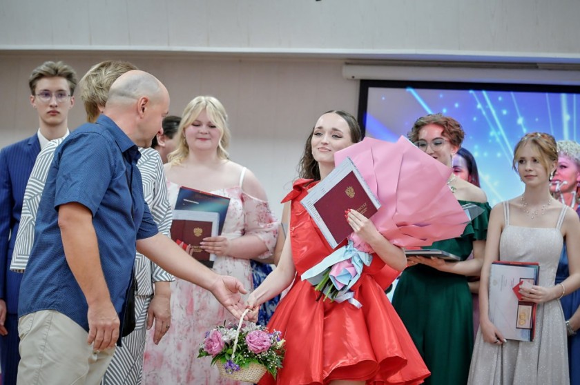 Более 300 выпускников окончили школу с медалями в Красногорске