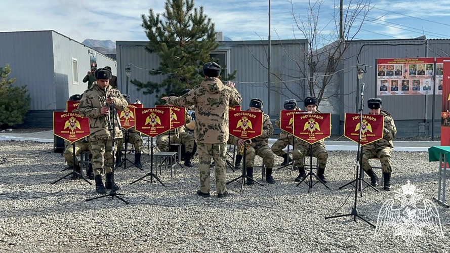 Военный оркестр махачкалинского соединения Росгвардии поздравил с наступающим Новым годом сослуживцев