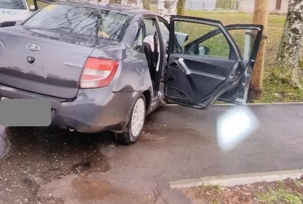 В Омутнинске девушка на «Гранте» врезалась в дерево